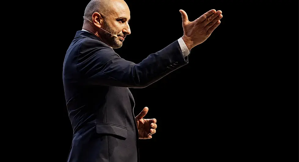 Anthony Palis en conférence avec le titre SOLIDE et la signature « Un collectif incassable, même sous pression »