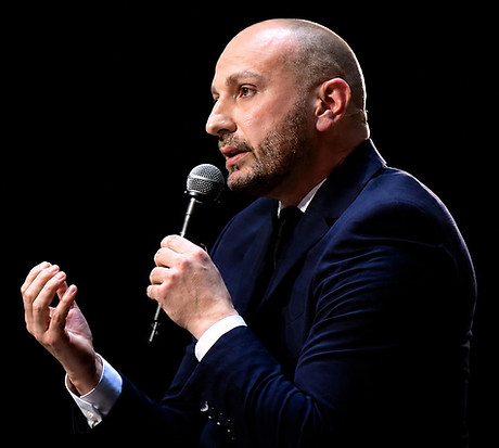 Anthony Palis en conférence sur le management et la coopération devant un public d’entreprise