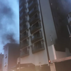 Carro pega fogo e incêndio atinge prédio em Santos