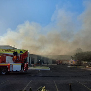 Incêndio atinge shopping atacadista em Maringá; bombeiros estimam que fogo atingiu 140 lojas
