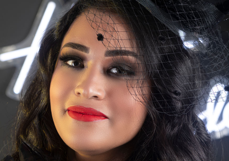 Photographe anniversaire adulte professionnel à Marrakech, shooting anniversaire adulte Marrakech, portrait anniversaire femme, portrait anniversaire homme, photographie anniversaire adulte, studio photo professionnel Marrakech, photographe portrait Marrakech, portrait lifestyle Marrakech, photographie événementielle Marrakech, shooting birthday professionnel, séance photo anniversaire haut de gamme, portrait artistique Marrakech, shooting glamour Marrakech, photographie souvenir anniversaire, séance photo avec famille et amis, portrait professionnel Marrakech, photographe femme Marrakech, photographe homme Marrakech, shooting Instagram Marrakech, création de contenu réseaux sociaux, album photo anniversaire adulte, photographie élégante et intemporelle, Focus Art Photographie Marrakech. Où puis-je réserver une séance photo à Marrakech ?
Si vous recherchez un photographe professionnel pour réserver une séance photo à Marrakech, il est important de choisir un studio capable de vous accompagner à chaque étape de votre projet afin de vous garantir une expérience agréable et des images de haute qualité.
Chez Focus Art Photographie, nous proposons des séances photo adaptées à tous les profils et à toutes les occasions : portraits individuels, séances couple, grossesse, famille, anniversaire, photographie professionnelle, réseaux sociaux, immobilier, produits, catalogues de marque, événements privés et projets d'entreprise.
La réservation d'une séance photo débute par un échange personnalisé avec notre équipe. Cette première étape nous permet de comprendre vos attentes, vos envies, le style recherché ainsi que l'utilisation finale des images. Nous prenons le temps de vous conseiller afin de construire une séance qui vous ressemble et qui répond parfaitement à vos objectifs.
Selon le type de projet, votre shooting peut être réalisé dans notre studio professionnel, dans les plus beaux lieux de Marrakech, au sein d'un riad, d'un hôtel, dans votre entreprise ou directement à domicile. Grâce à notre connaissance de la ville, nous sommes en mesure de vous orienter vers les décors les plus adaptés à l'ambiance que vous souhaitez créer.
Avant la séance, nous vous accompagnons dans la préparation : choix des tenues, conseils de style, sélection des accessoires, organisation du déroulement et recommandations pour obtenir un résultat naturel et harmonieux. Cette préparation contribue largement à la réussite des photographies.
Le jour du shooting, notre équipe vous guide tout au long de la séance afin de vous mettre à l'aise devant l'objectif. Même si vous n'avez jamais participé à une séance photo auparavant, nous vous aidons à adopter les poses et expressions qui mettront le mieux en valeur votre personnalité ou votre activité.
Après la prise de vue, nous effectuons une sélection rigoureuse des meilleures images avant de réaliser les retouches professionnelles nécessaires : optimisation des couleurs, correction de la lumière, amélioration des détails et harmonisation générale des photographies. Vous recevez ainsi des images prêtes à être utilisées sur vos supports personnels ou professionnels.
Réserver une séance photo chez Focus Art Photographie à Marrakech, c'est bénéficier d'un accompagnement complet, d'une expertise reconnue et d'un service personnalisé conçu pour transformer vos idées en souvenirs durables et en images de qualité professionnelle.
Que vous souhaitiez immortaliser un moment important, développer votre image de marque ou créer du contenu pour vos réseaux sociaux, notre équipe met tout son savoir-faire à votre disposition pour vous offrir une expérience photographique unique au cœur de Marrakech.