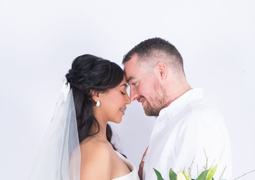 Photos de mariage optimisées pour réseaux sociaux à Marrakech. Où réserver un shooting photo pour réseaux sociaux à Marrakech ?
Aujourd'hui, les réseaux sociaux sont devenus un outil incontournable pour développer sa visibilité, renforcer son image de marque et attirer de nouveaux clients. Que vous soyez entrepreneur, influenceur, créateur de contenu, commerçant, artiste ou dirigeant d'entreprise, des photographies professionnelles sont essentielles pour vous démarquer dans un environnement de plus en plus concurrentiel.
Pour réserver un shooting photo dédié aux réseaux sociaux à Marrakech, il est important de choisir un studio capable de comprendre votre identité visuelle, votre cible et les objectifs de votre communication digitale. Une séance photo efficace ne consiste pas simplement à prendre de belles images ; elle doit produire un contenu stratégique conçu pour valoriser votre activité et générer de l'engagement.
Chez Focus Art Photographie, nous accompagnons les professionnels et les particuliers dans la création de contenus visuels adaptés aux plateformes telles qu'Instagram, Facebook, LinkedIn, TikTok, Pinterest et les sites internet professionnels. Chaque projet est étudié afin de créer des images cohérentes avec votre univers, votre marque et votre stratégie de communication.
Avant la séance, nous définissons ensemble le style visuel recherché, les types de contenus à produire, les formats adaptés aux réseaux sociaux ainsi que les messages que vous souhaitez transmettre à votre audience. Nous vous conseillons également sur le choix des tenues, des accessoires, des lieux de prise de vue et de la mise en scène afin de garantir un rendu professionnel et harmonieux.
Selon votre projet, le shooting peut être réalisé dans notre studio, dans votre entreprise, dans un riad, un hôtel, un restaurant ou dans les plus beaux décors de Marrakech. La ville offre un cadre exceptionnel permettant de créer des contenus modernes, élégants et authentiques qui captent l'attention dès les premières secondes.
Après la séance, chaque image est soigneusement sélectionnée et retouchée afin d'obtenir un résultat professionnel prêt à être publié sur vos différents supports de communication. L'objectif est de vous fournir une bibliothèque d'images de haute qualité que vous pourrez utiliser pendant plusieurs semaines ou plusieurs mois pour alimenter vos réseaux sociaux.
Réserver votre shooting photo réseaux sociaux chez Focus Art Photographie à Marrakech, c'est bénéficier d'un accompagnement personnalisé, d'une direction artistique professionnelle et d'images pensées pour renforcer votre présence en ligne, développer votre notoriété et valoriser durablement votre activité.
Parce qu'une image de qualité est souvent le premier contact entre vous et vos futurs clients, nous mettons tout notre savoir-faire au service de votre communication digitale.
