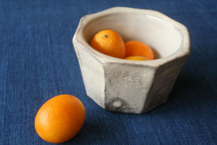 陶芸家・川淵直樹作
粉引八角小鉢 A9339
¥3,300(税込)
Size:W 7.5 /D 7.5 /H 5.0 ㎝
白い粉引の八角小鉢。金柑を入れた美しい器。