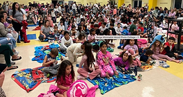 La Noche de Cine es una forma relajada y accesible para que las familias pasen tiempo juntas como comunidad escolar, especialmente cuando el clima empieza a enfriar.