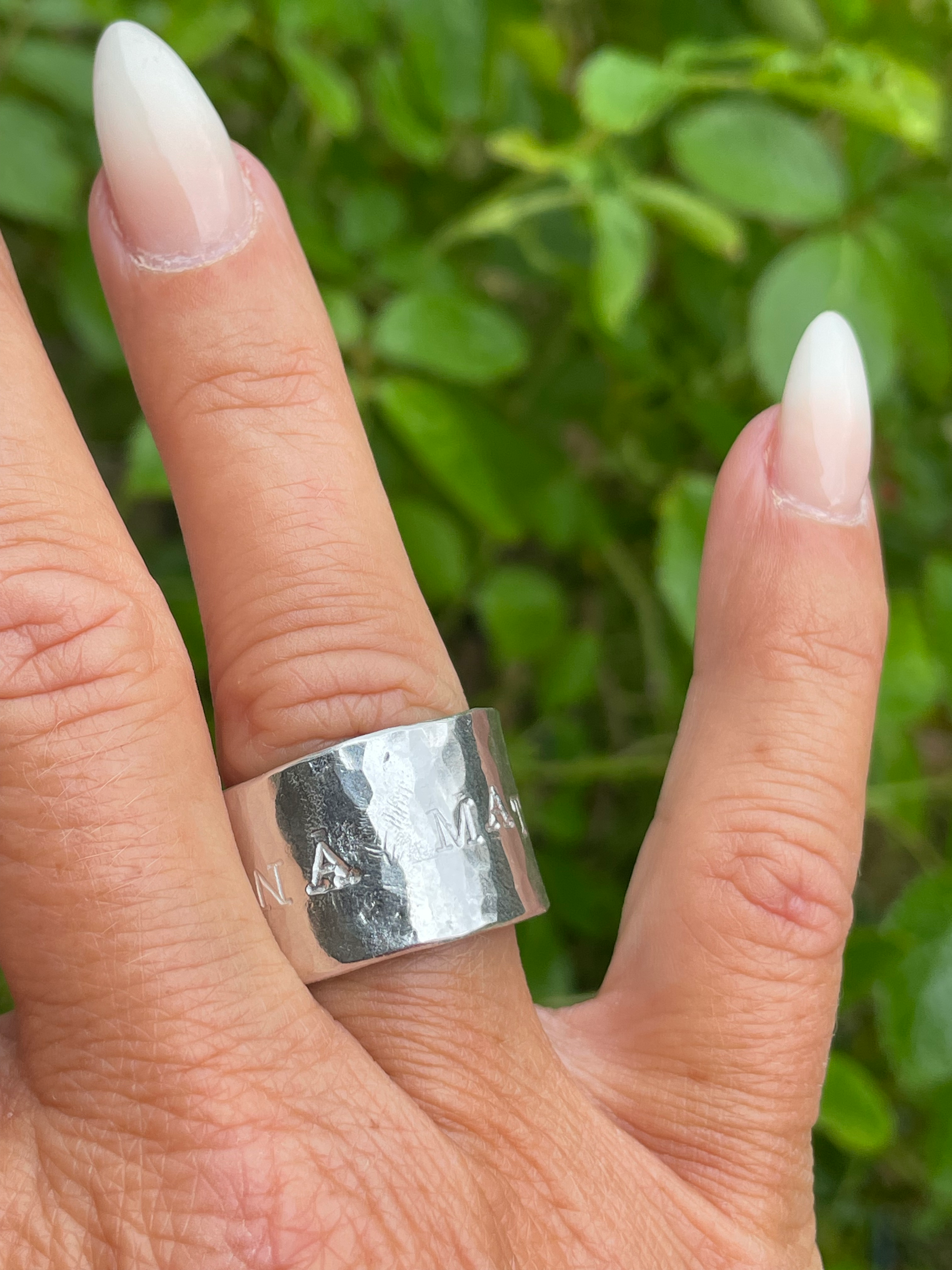 Ring ”Hakuna Matata” strl 18 , 1,5 cm bred 