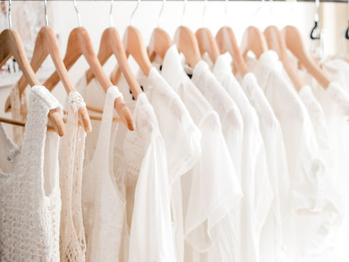 ¡ 10 vestidos que siguen la tendencia "Total White" para este verano!