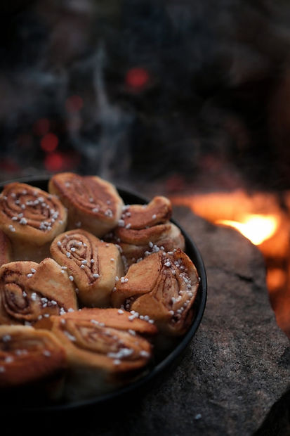 Janni-olsson-cinnamon-roll-fika-campfire.jpg