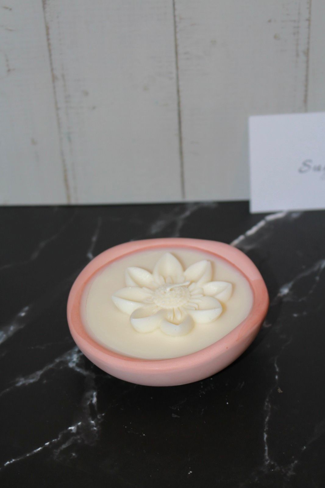 Candela Fiore Sacro con fiore di loto scolpito in cera di soia