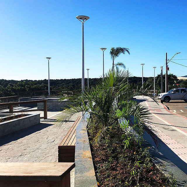Estacionamento do Mirante do Amor com as Dunas do Siriú ao fundo.