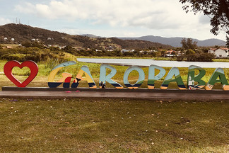 Letreiro Garopaba com a Lagoa das Capivaras ao fundo