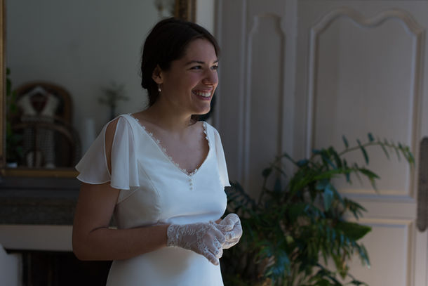 Robe de mariée longue bohème en crêpe, mousseline et dentelle cousue sur-mesure à Dole par Juliette Flambard