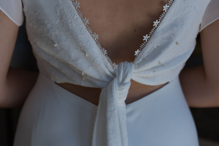 Robe de mariée longue bohème en crêpe, mousseline et dentelle cousue sur-mesure à Dole par Juliette Flambard