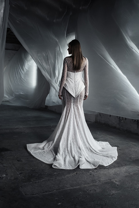 Manon Gontero 2025 - Petra - Robe deux pièces. Haut corset structuré à manches longues. Jupe sirène transparente en broderie perlée.