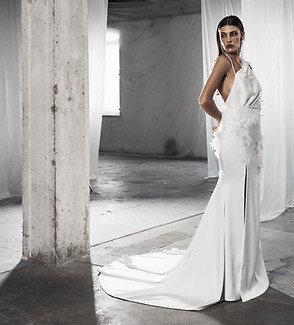 Manon Gontero 2025 - Odile - Robe sirène asymétrique en satin uni, recouverte d’applications de fleurs 3D en organza. Dos nu orné de galons perlés.