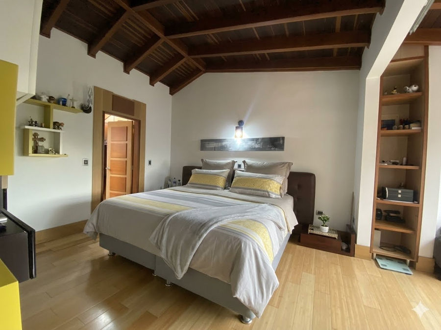 Habitación principal con techo en madera (en venta)