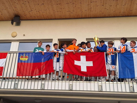 Der Grasshopperclub Zürich gewinnt den 24. Internationalen Herbstcup 2025 für U-12-Fussball-Juniorenteams in Domat/Ems