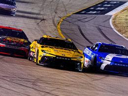 NASCAR: HAMLIN TRIONFA A NASHVILLE DOPO UN FINALE DA BRIVIDI