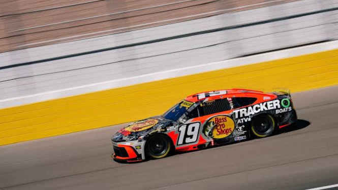 NASCAR: A LAS VEGAS BRISCOE RESISTE A LARSON