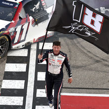 NASCAR: HAMLIN DOMINA IN MICHIGAN E RAGGIUNGE KYLE BUSCH A QUOTA 63 VITTORIE