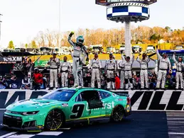 NASCAR: ELLIOTT TRIONFA A MARTINSVILLE, VITTORIA NEL FINALE SU HAMLIN