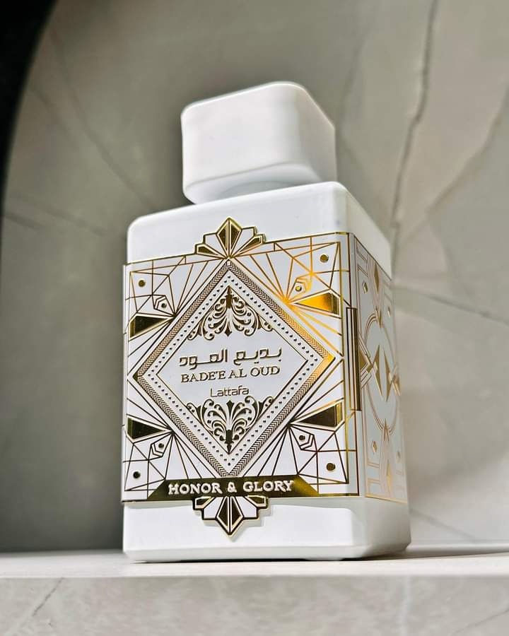 Vista frontal frasco perfume Bade'e Al Oud Honor & Glory Lattafa de 100ml