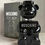 Miniatura: Vista frontal frasco de perfume Moschino Toy Boy en forma de oso negro, junto a su caja de 100 ml