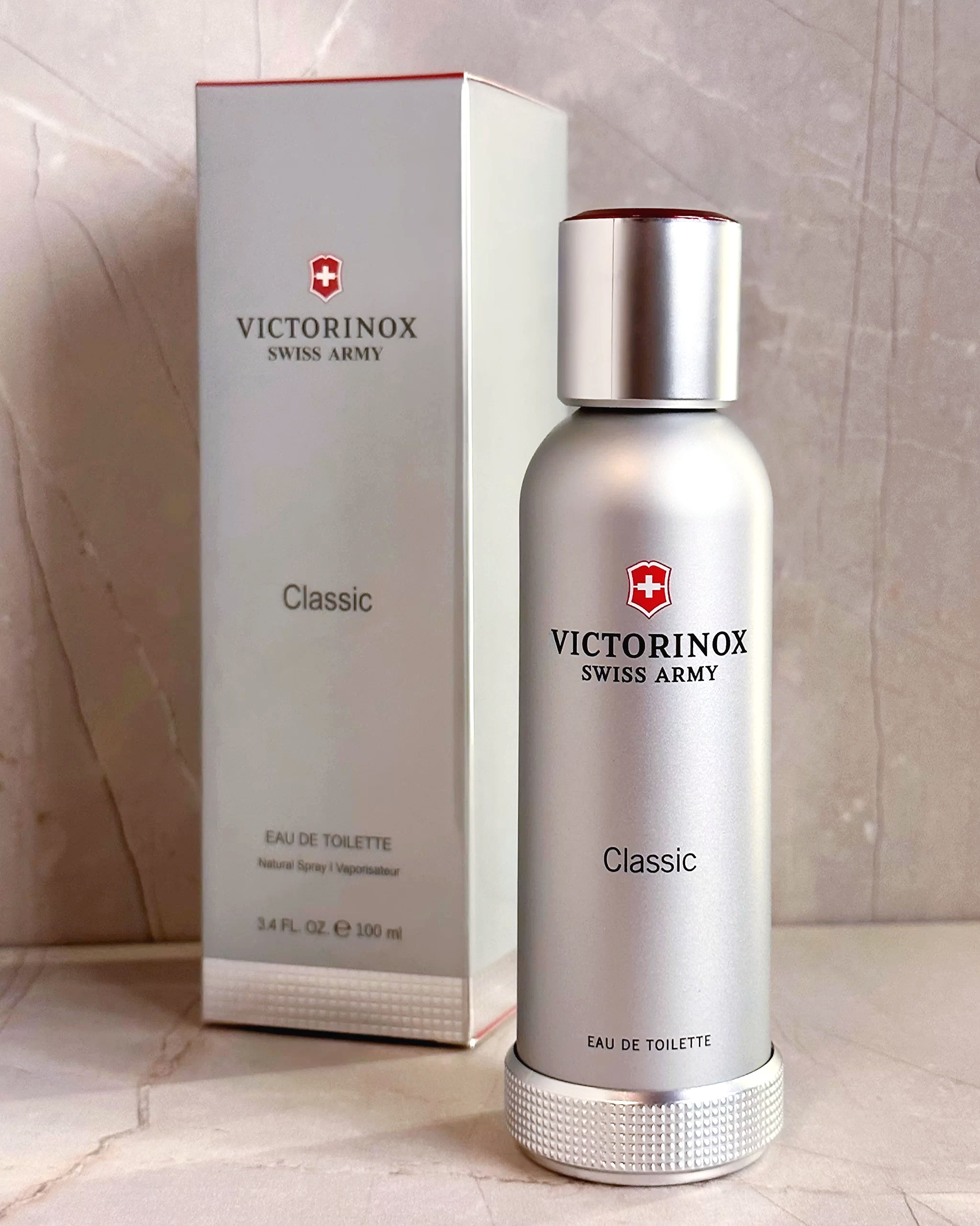 Vista frontal frasco perfume Victorinox Swiss Army Classic de 100ml junto a su caja
