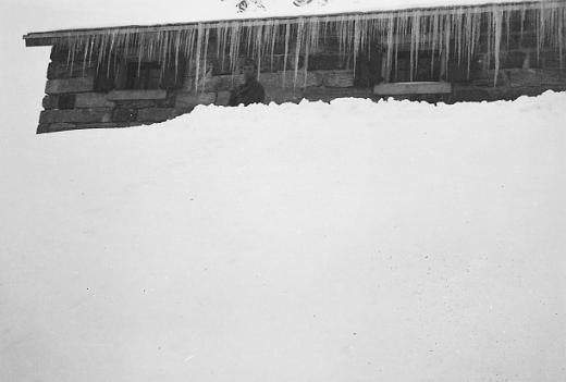 Die obere Bortelhütte, die heute vom SC Brigerberg genutzt wird, im tiefen Bortelwinter.