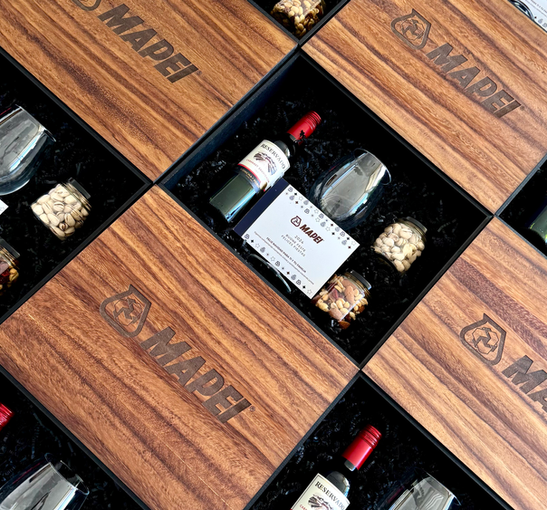 Regalo corporativo Kit Wine con vino tinto de 375 ml y copa de cristal