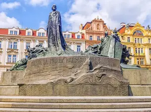 Praga se lee la ciudad: que cinco autores construyeron con palabras