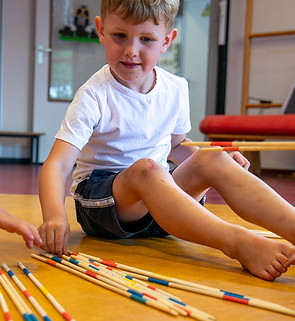 Kind doet motorisch spel