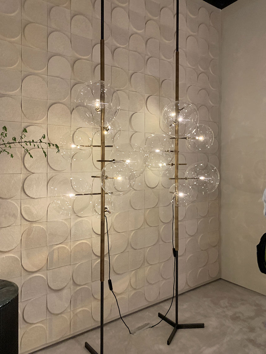 lampade da terra in ottone e vetro: illuminazione per arredo elegante e raffinato