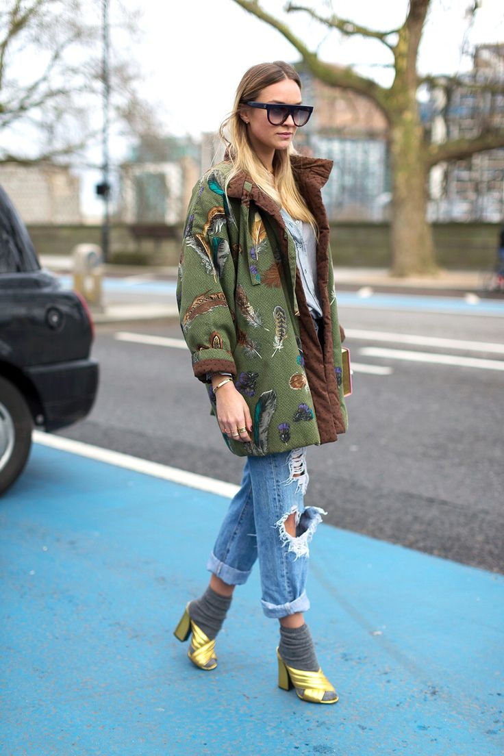 outfit autunnale con parka verde militare jeans e sandali col tacco 