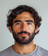 u6291147853_foto_retrato_de_un_hombre_con_cargo_AI_Solutions__9977d3f0-9fee-472c-ad02-3f09