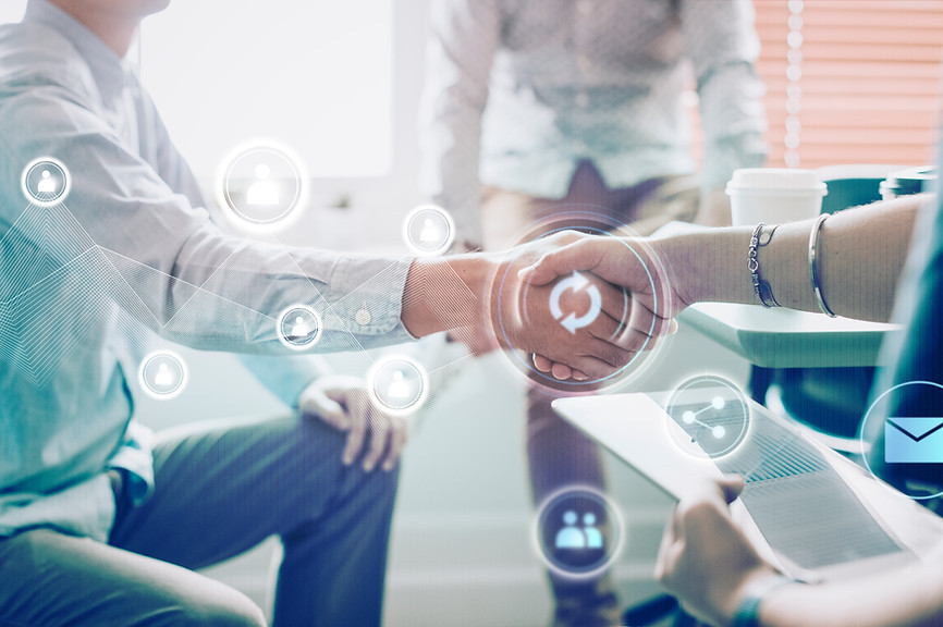 gente-negocios-dandose-mano-saludar.jpeg
