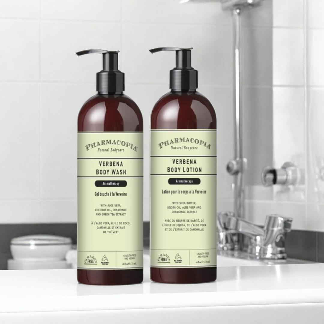 Gel de ducha revitalizante y crema humectante Pharmacopia, con ingredientes naturales y aroma sofisticado.