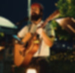 lucas rinor tocando violão