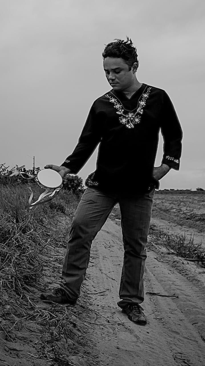 alan pear com pandeiro