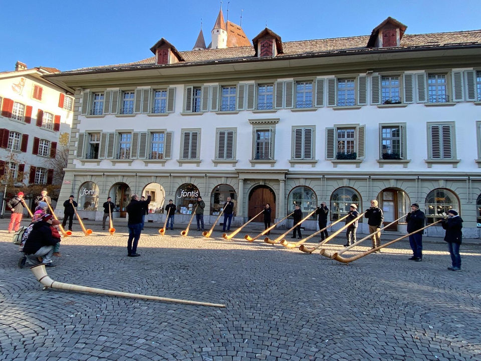 Alphorngruppe Echo vom Stockhorn, Thun; Thuner Alphorngruppen begrüssen traditionell das neue Jahr !