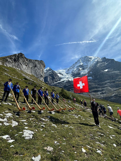 Alphorngruppe Echo vom Stockhorn, Thun; Power für die letzten Höhenmeter am Jungfrau-Marathon 2025