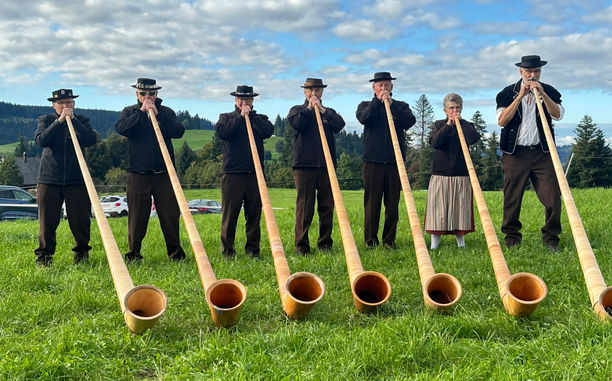 Alphorngruppe Echo vom Stockhorn, Thun; Unsere Gruppe Estragon gratuliert der Alhornmacherei Walter Bachmann