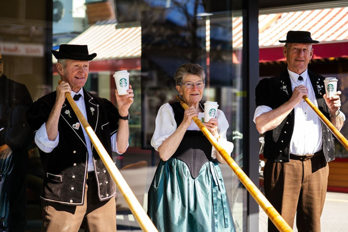 Eröffnung Starbucks Interlaken mit Trio vom Echo vom Stockhorn