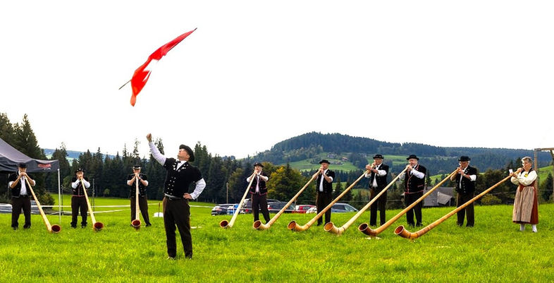 Alphorngruppe Echo vom Stockhorn, Thun; Die Stockhorner gratulieren ihrem Alphornmacher zum Jubiläum !