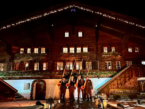 Alphorngruppe Echo vom Stockhorn, Thun; Party im Le Vieux Chalet in Gstaad Alphornklänge für noble Gäste in Gstaad