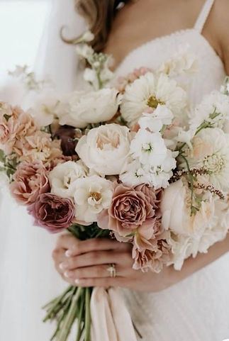 bride holding bouquet of flowers