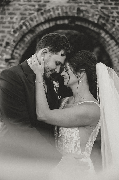 savannah destination wedding couple