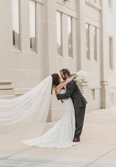 savannah destination wedding couple