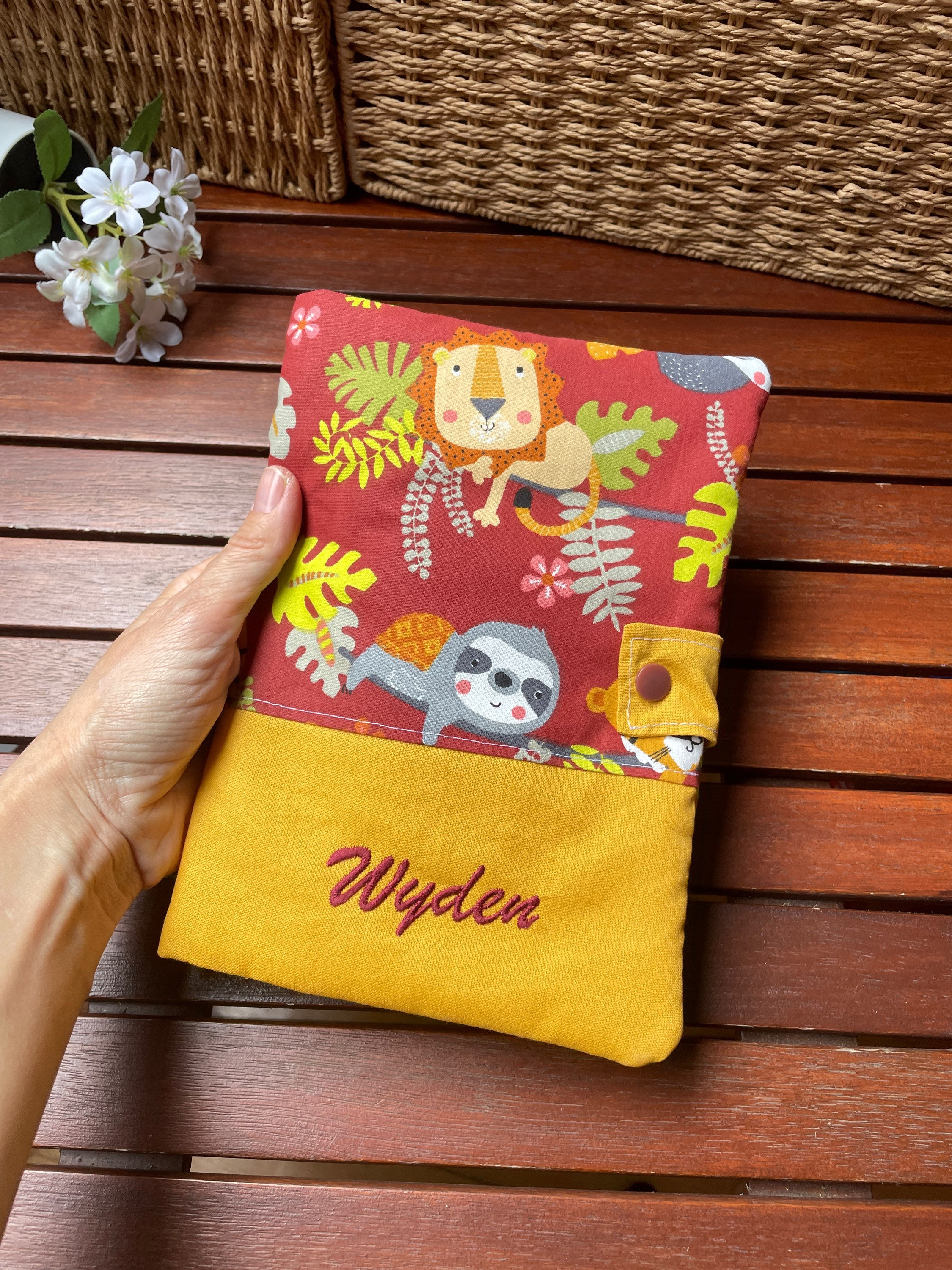 Protège Carnet de Santé personnalisé pour Wyden  - Jungle Rouge BRODÉ