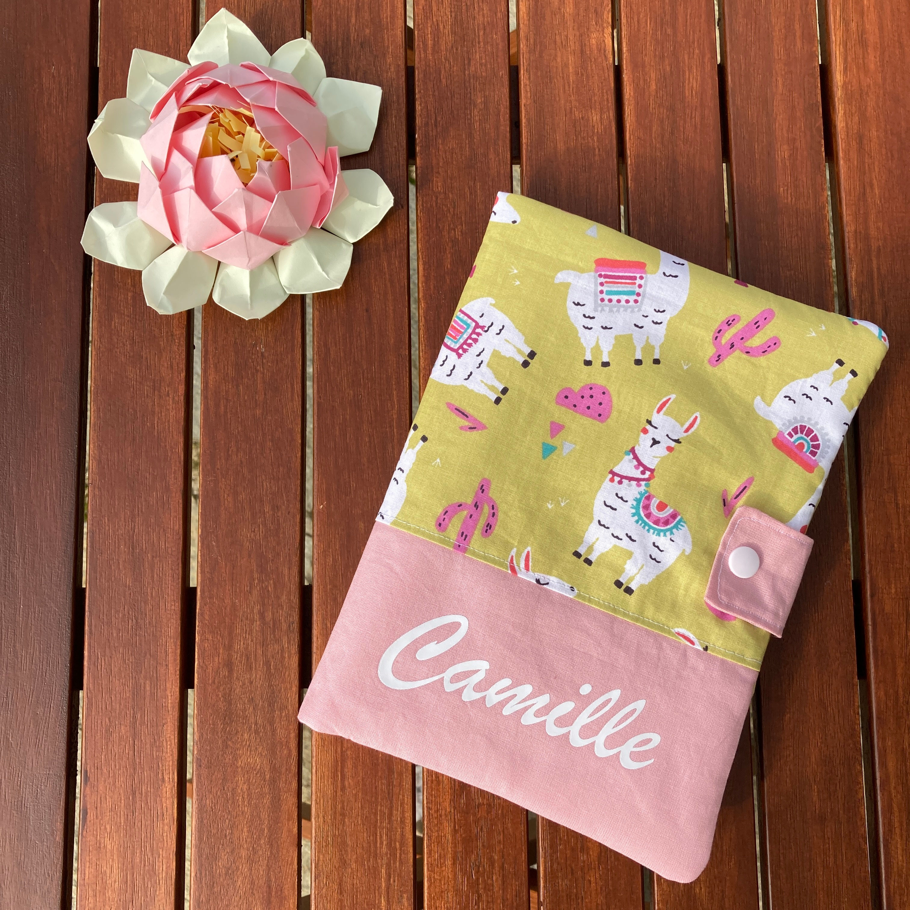Protège Carnet de Santé personnalisé pour Camille - Lama jaune rose