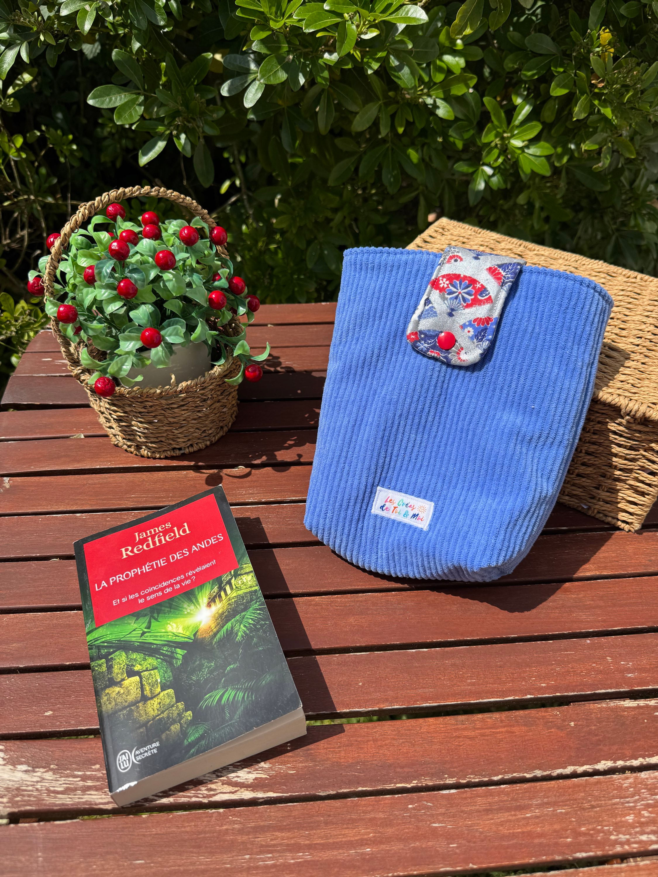 Pochette Molletonnée Livre de Poche velours avec rabat BLEUE ÉVENTAILS